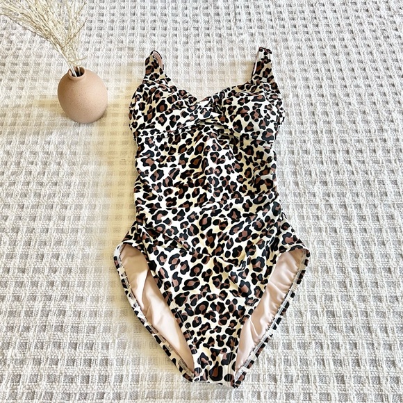 Kona Sol Other - Kona Sol Medium Leopard Print One Piece Side Ruching Swimsuit